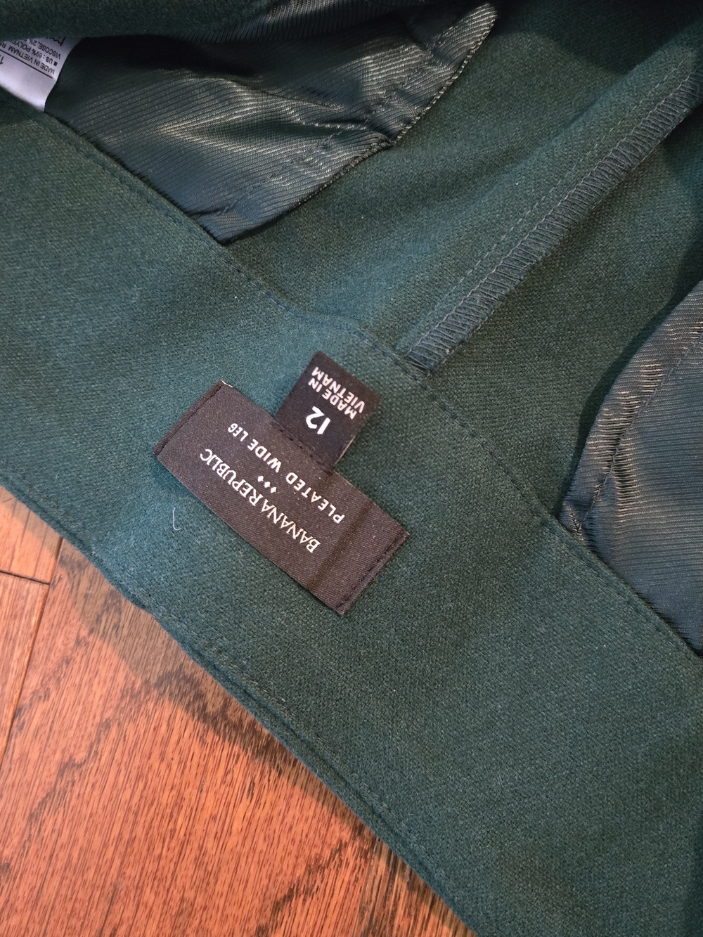 Banana Republic Wide-Leg Pleated Pants in Dark Green - Picture 3 of 3
